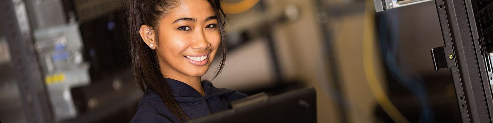 在服务器机房微笑的年轻女子